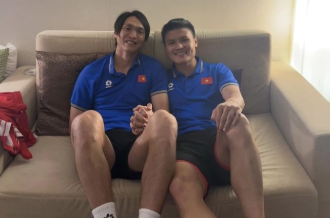 Tuấn Anh lần đầu chụp ảnh nắm tay cực tình với Quang Hải, dìm Văn Toàn không thương tiếc