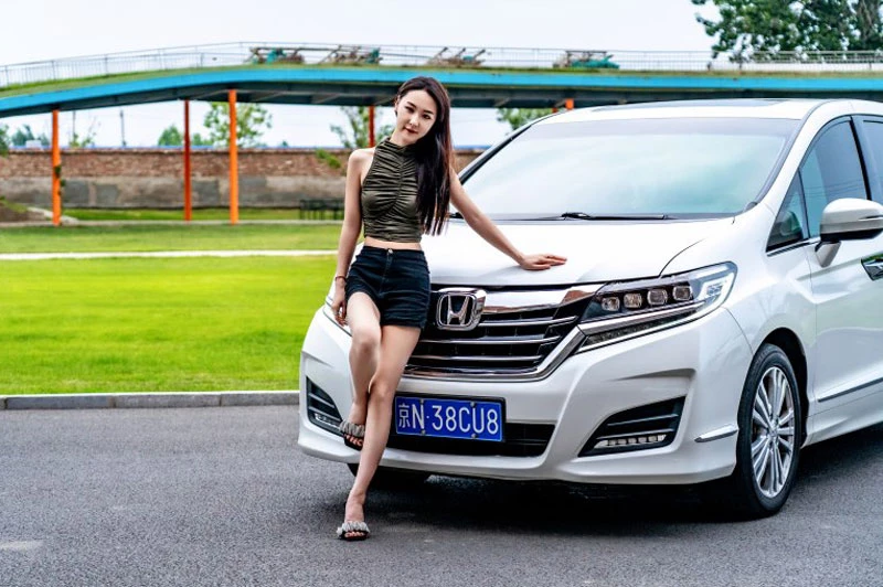 View - 	Hot girl người Trung Quốc khoe vóc dáng mảnh mai bên xe Honda 