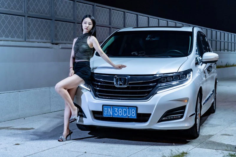 	Hot girl người Trung Quốc khoe vóc dáng mảnh mai bên xe Honda 