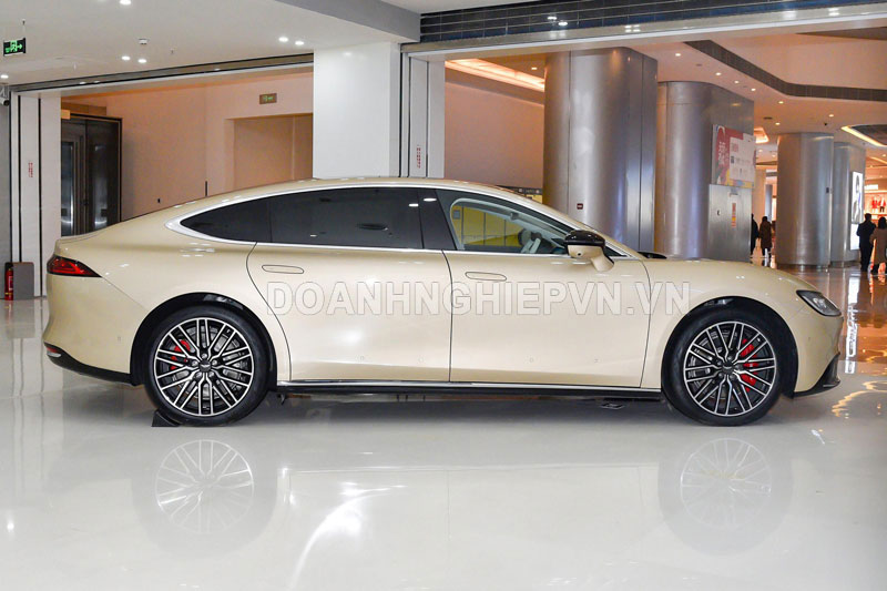 CLIP: Cận cảnh xe sedan công suất 707 mã lực, thiết kế sang chảnh, giá gần 1,1 tỷ đồng