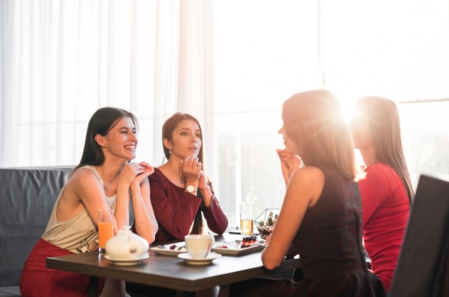 Nhìn đám bạn tranh nhau trả tiền ăn trong nhà hàng mà tôi không thể thốt được 1 lời