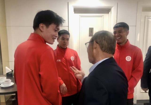 HLV Park Hang-seo không muốn nói chuyện lâu với học trò cũ chỉ vì: "Mấy đứa bắt đầu xin tiền của tôi nhiều hơn rồi"