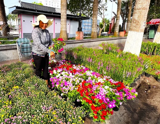 Người dân bán hoa chưng Tết  tại thành phố Vĩnh Long. 