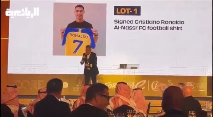 Hình ảnh trong buổi đấu giá chiếc áo của Ronaldo. Ảnh: X