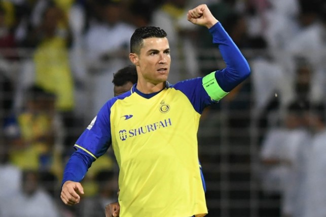 Sức hút khó tin của Ronaldo: Chỉ một chiếc áo có chữ ký cũng bán được tiền tỷ