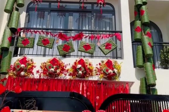 Biệt thự gấu bông hot nhất Noel 2023 đã 'thay áo' sát Tết: Phủ bánh chưng, bánh tét kín 4 tầng lầu, đón khách như hội chợ xuân