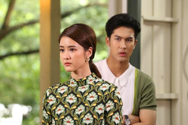 Trước chồng cũ tiêu tiền không tiếc tay, giờ ngồi vỉa hè bán dừa kiếm từng đồng lẻ