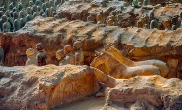 Đang đào cát ven sông, người dân phát hiện tảng đá có khắc chữ, một chi tiết cho thấy liên quan đến Tần Thủy Hoàng