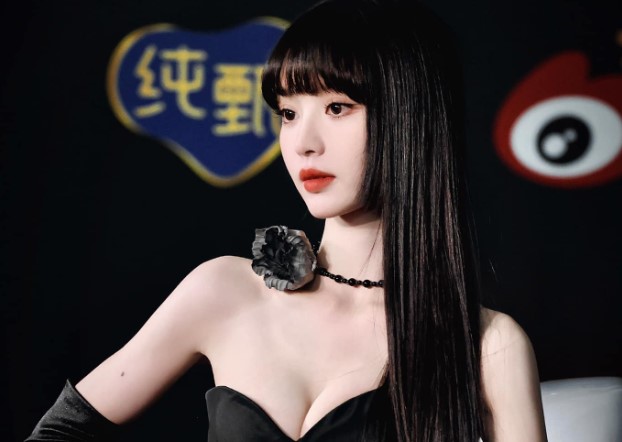 Không chỉ sở hữu khung cơ thể hoàn hảo, mỹ nhân xứ Trung còn có vòng 1 tự nhiên hút mọi ánh nhìn