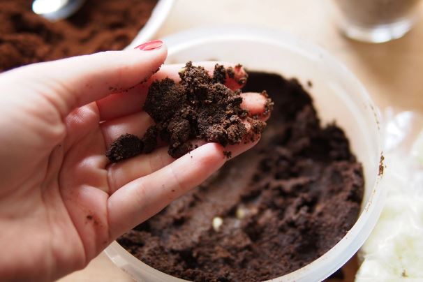 Nếu muốn ăn lẩu nướng cho dịp tất niên tại nhà thì chị em đừng quên áp dụng những mẹo này để không gian sống của mình không bị ám mùi khó chịu