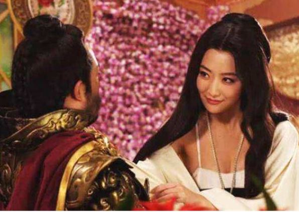 Đệ nhất mỹ nữ khiến hoàng đế si mê thần hồn điên đảo, hạ mình phục tùng như người hầu và cái kết bi thảm