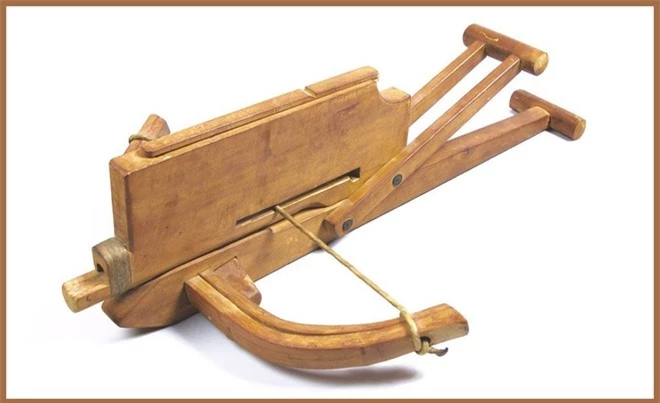 7 loại vũ khí bá đạo nhất thời cổ đại: Có súng máy của Gia Cát Lượng - Ảnh 1.