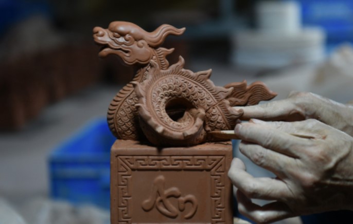 Quy trình sản xuất ấn Rồng bằng gốm dát vàng phục vụ Tết Giáp Thìn 2024