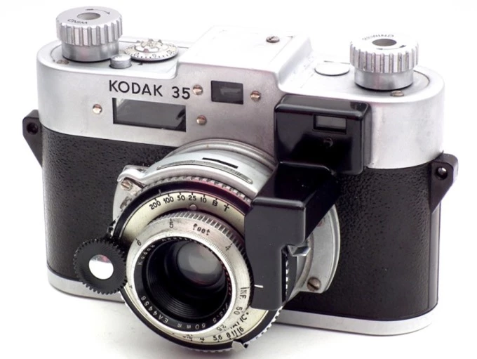 Chiếc Kodak 35 được cho là chiếc máy ảnh mà người đàn ông cầm trên tay