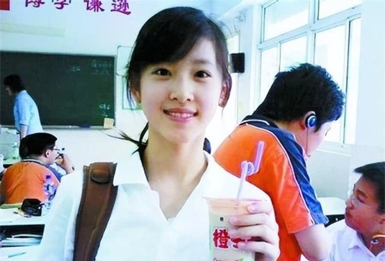Bức ảnh Chương Trạch Thiên cầm ly trà sữa đã khiến cô nổi tiếng trên khắp các trang mạng xã hội Trung Quốc.