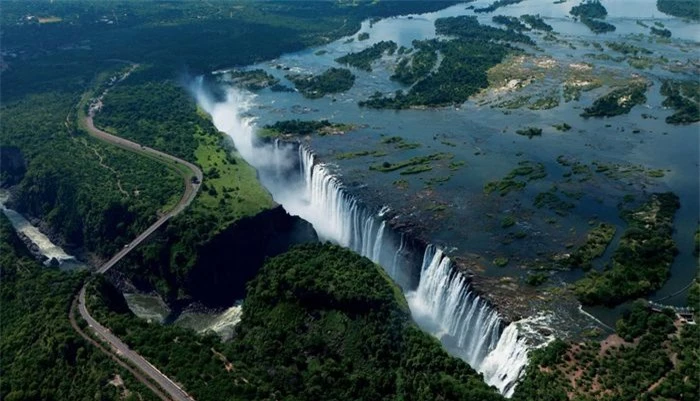 Hồ Quỷ là hồ bơi tự nhiên nằm ở rìa Thác Victoria (Zambia)