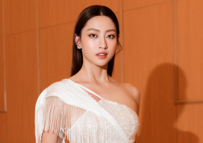 Hoa hậu Lương Thùy Linh 'đốn tim' fan với các thiết kế khoe eo thon, chân dài
