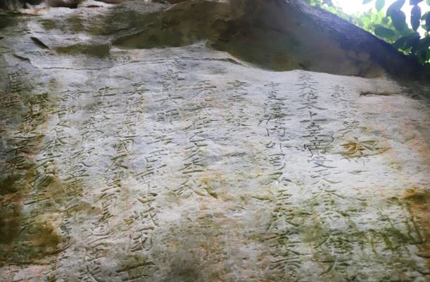 Văn bia cổ trên vách núi ca ngợi chiến công thời Trần