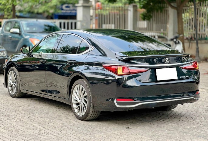 
Lăn bánh 2 năm, Lexus ES 300h "siêu tiết kiệm xăng" chạy lướt chào bán với mức giá rẻ không ngờ