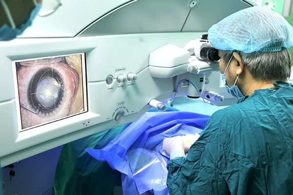 BV Mắt Việt An Đà Nẵng thực hiện xoá cận Relex Smile bằng hệ thống máy phẫu thuật khúc xạ Visumax hiện đại hàng đầu thế giới.