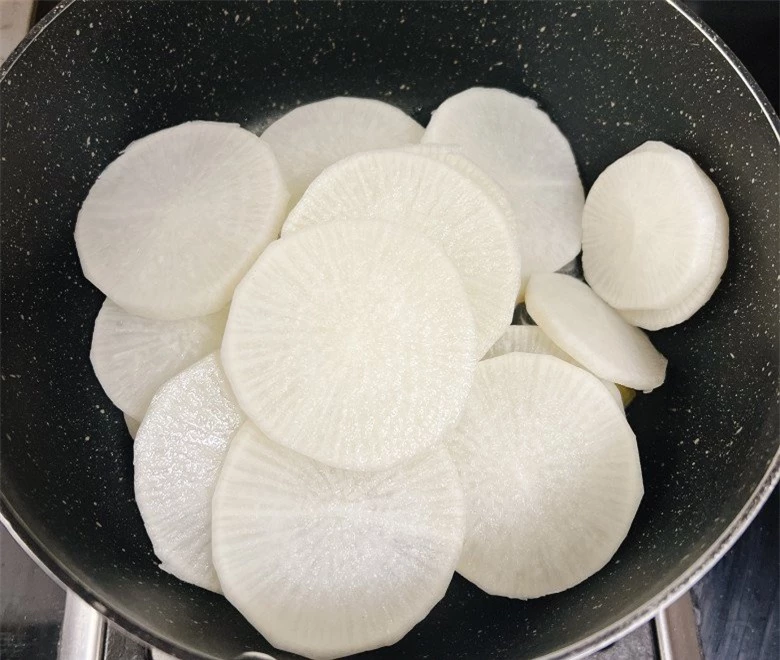 Củ này được ví như "nhân sâm mùa đông", giá hơn 10.000 đồng/kg, đem nấu canh với nấm siêu ngọt ngon - 3