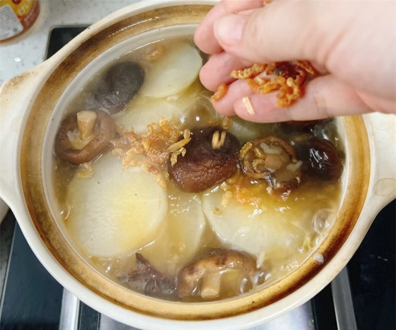 Củ này được ví như "nhân sâm mùa đông", giá hơn 10.000 đồng/kg, đem nấu canh với nấm siêu ngọt ngon - 6