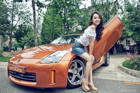 Kiều nữ đẹp nhẹ nhàng bên Nissan 350Z ảnh 4