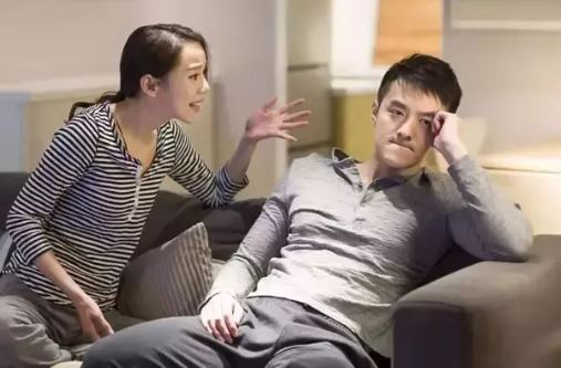 Bố vợ ốm, chồng ném cho vợ cọc tiền rồi lèm bèm: 'Bệnh ấy đừng mong chữa, mang về mà lo hậu sự cho bố cô'