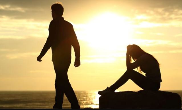 Chia tay được 2 tháng, chồng cũ đưa trả một bọc tiền khiến tôi bàng hoàng căm hận