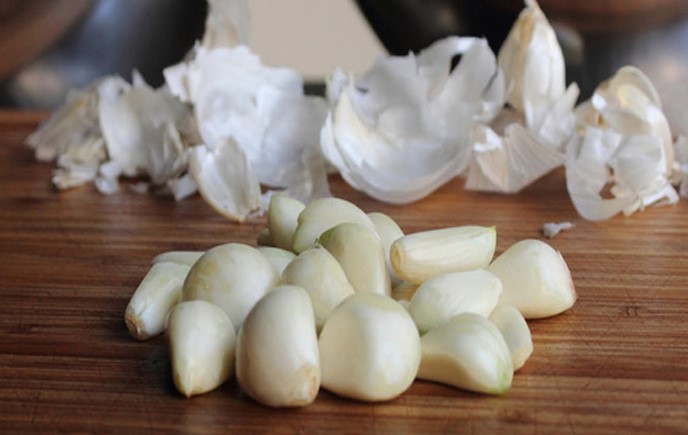 Đừng bóc tỏi bằng tay nữa, dưới đây là 5 mẹo bóc tỏi dễ dàng trong 1 phút, tiết kiệm cả khối thời gian!