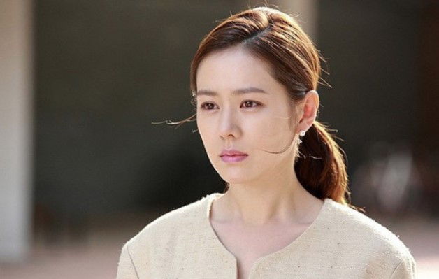 Thấy chồng luôn tránh mặt mình mỗi khi nghe điện thoại của mẹ chồng, vợ tìm ra lí do thì hoàn toàn chết lặng