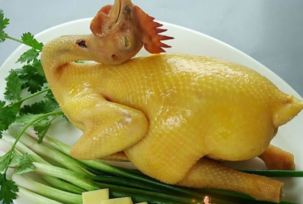 Luộc gà thế nào là ngon? Bí quyết luộc gà vàng ruộm, thơm ngon và không bị nứt da