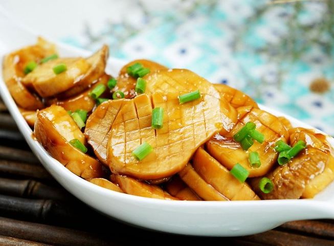 Loại rau trắng muốt bán đầy chợ, giá khoảng 70.000 đồng/kg, đem sốt dầu hào vừa ngon lại bổ