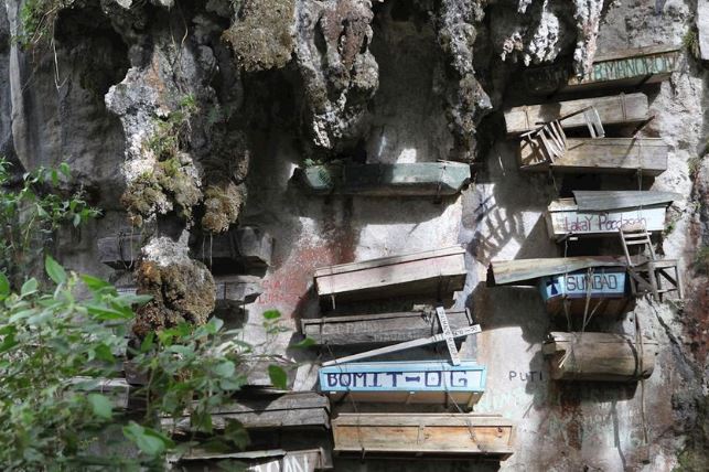 Bí ẩn về tập tục nơi quan tài treo trên vách núi thẳng đứng