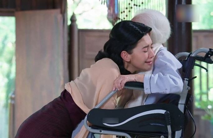 Sang thăm tôi ở cữ, mẹ chồng đem theo vỏn vẹn cái túi xách cũ nhưng thấy thứ bên trong, tôi bật khóc nức nở