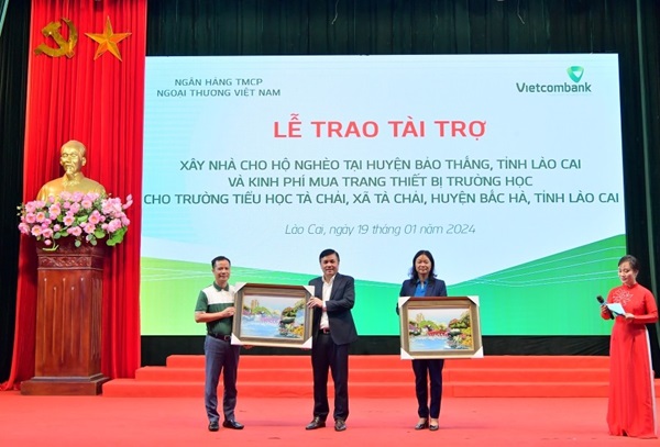 Vietcombank tài trợ 500 triệu đồng xây nhà cho người nghèo và kinh phí mua thiết bị trường học tại Lào Cai