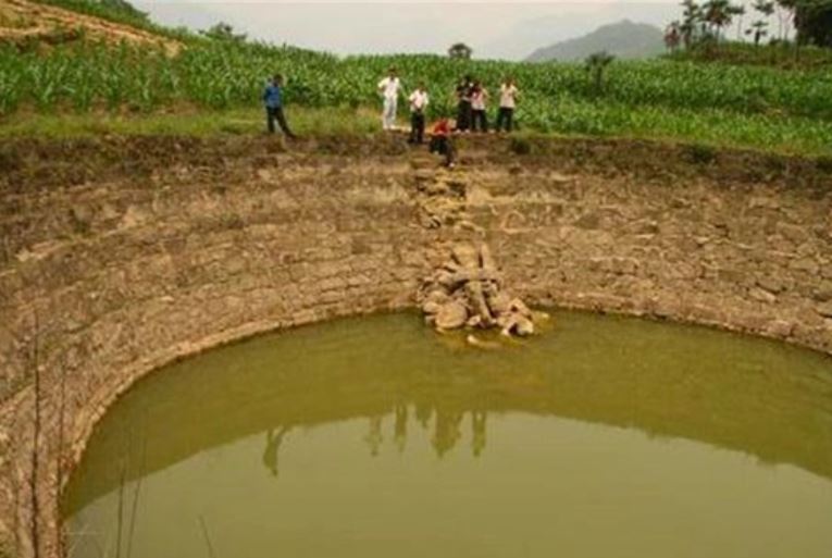 Ngôi làng có cái ao không bao giờ vơi nước, dân làng tò mò rút cạn ao: Bên dưới là huynh trưởng của Gia Cát Lượng!