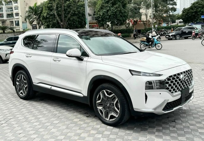 Lăn bánh 2 năm, Hyundai Santa Fe "lướt" xuống giá ngỡ ngàng