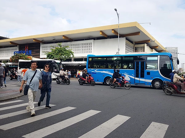 TP Đà Nẵng yêu cầu chấn chỉnh tình trạng xe du lịch đậu đỗ tuỳ tiện, kéo dài chung quanh khu vực chợ Hàn.