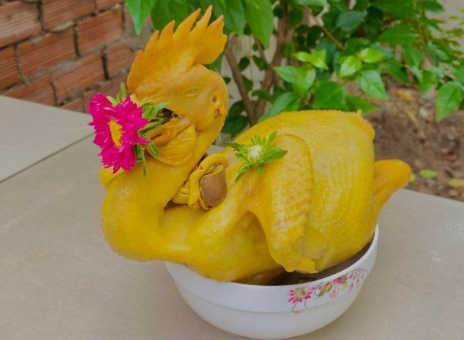 Cách luộc gà cúng ông Công ông Táo đẹp mắt, vàng ươm không nứt da