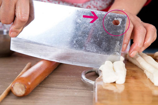 Người làm bếp phải hơn chục năm mới biết được lỗ tròn trên dao, hóa ra có 3 công năng thần kỳ này mà nhiều người không hề biết