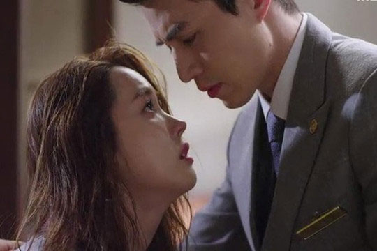 Sát ngày cưới, anh rể bất ngờ mang đơn ly hôn kèm theo túi tiền 2 tỷ đến đền bù tuổi xuân cho chị gái tôi