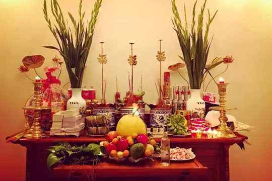 Lau dọn bàn thờ cuối năm đúng cách để gia tiên phù hộ, năm mới sung túc, bình an, gia đình thuận hòa