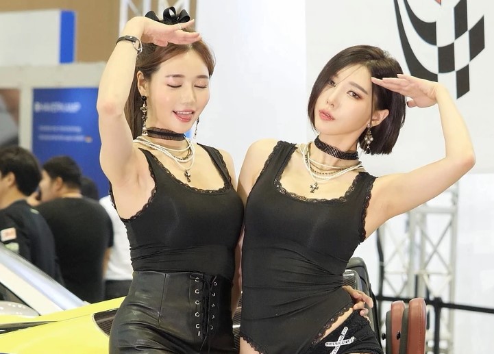 Vẻ đẹp nóng bỏng của cặp đôi người mẫu xe Hàn Quốc