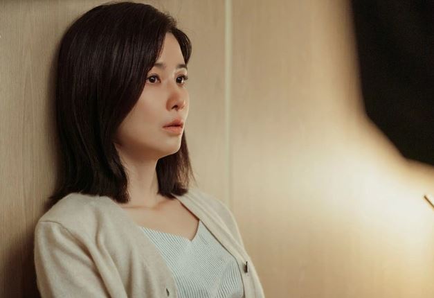 Nửa đêm chồng cũ đập cửa gào thét, tôi chạy ra xem thì anh ta quỳ xuống đưa một thứ bất ngờ