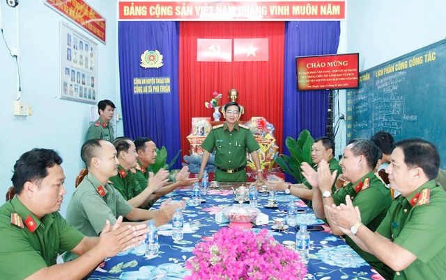 Đại tá Trần Văn Cung - Phó Giám đốc Công an tỉnh An Giang chúc Tết Công an xã Phú Thuận, huyện Thoại Sơn.