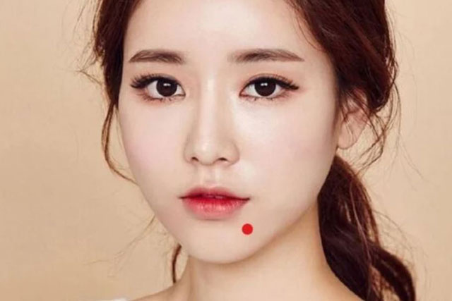 Cổ nhân nói: '3 nốt ruồi ăn lộc đất đai, sau 35 tuổi giàu sang vượng phát', cấm tẩy xóa