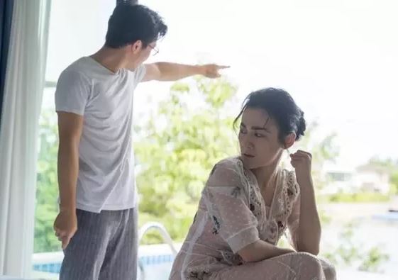 Thấy con rể đổ cả bát cháo lên đầu con gái, tôi bật khóc cầu xin nó tha thứ cho con mình vì lỗi tại mẹ vợ quá nghèo