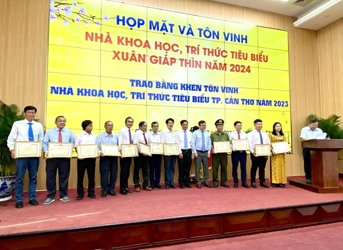 15 nhà khoa học, trí thức tiêu biểu trong năm 2023 nhận Bằng khen của Chủ tịch UBND thành phố Cần Thơ.