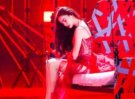 Hồ Ngọc Hà mặc đồ mỏng tang hát trên sân khấu, mẹ ruột tuyên bố đúng một chữ